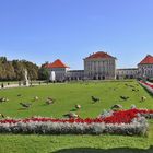 Nymphenburger Schloßpark mit Besuchern.