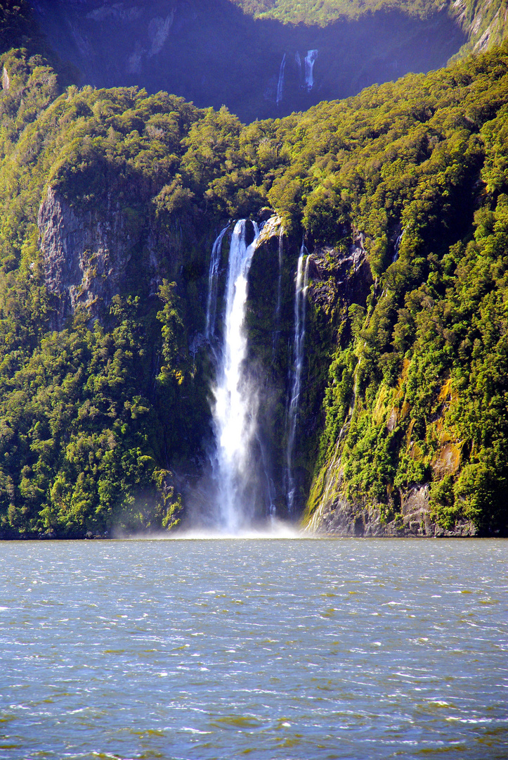 NZ Milford Sound.  Einer von vielen...