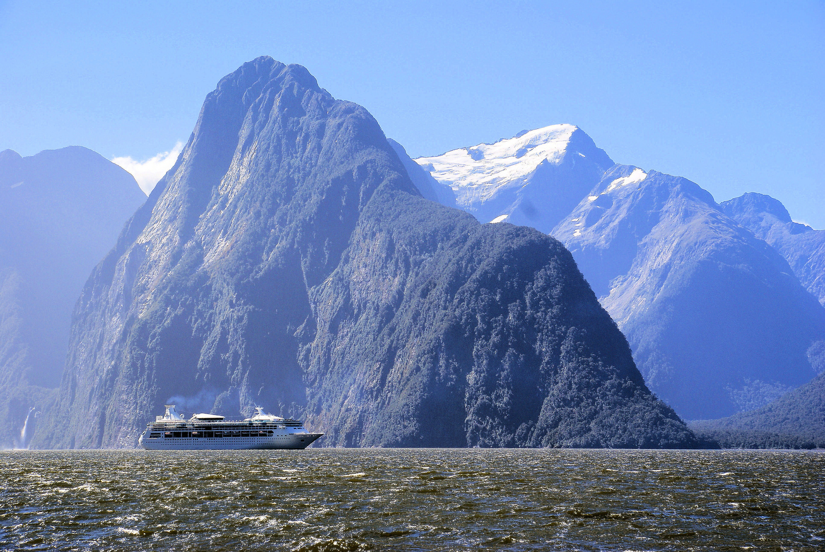 NZ Milford Sound mit Kreuzfahrtschiff