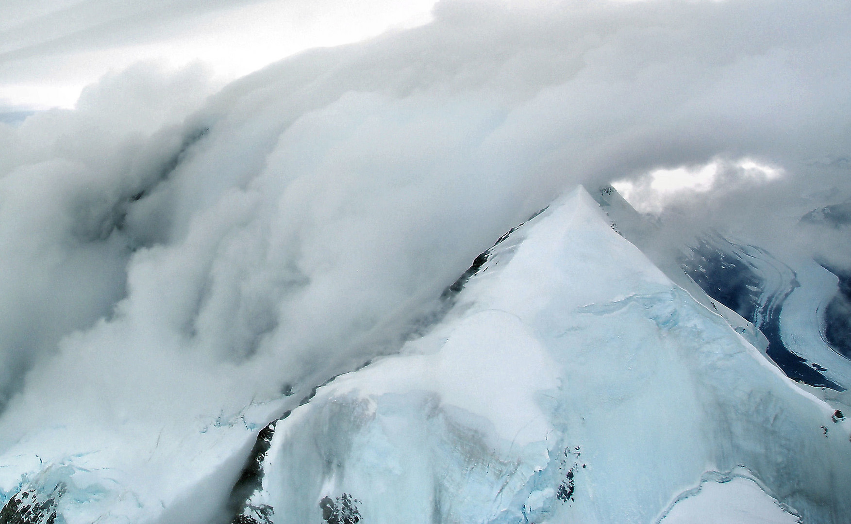 NZ Mount Cook in Wolken