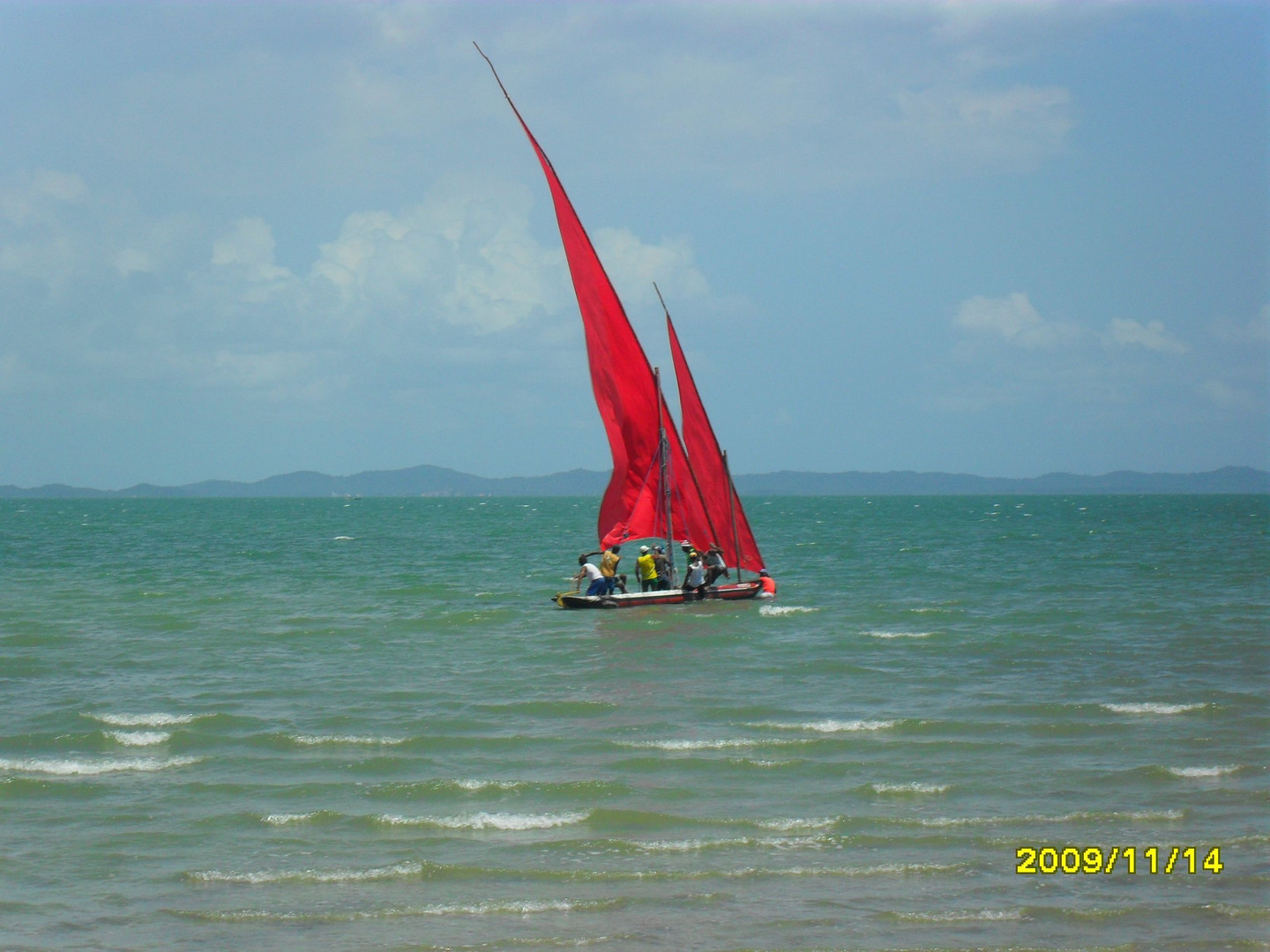 O mar é belo, muito mais belo é ver um barco no mar- Enseada do Caeiro