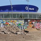 O2 Arena - Antikapitalistischer Schutzwall meets Kathedrale des Kapitalismus :-)