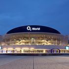 O2 World Berlin in der blauen Stunde