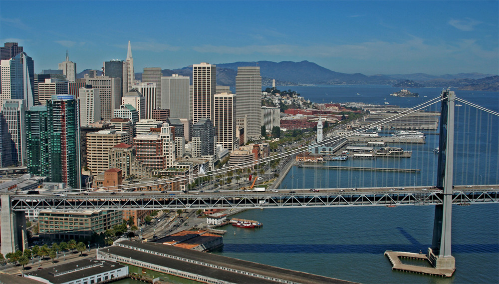 Oakland Bay Bridge und San francisco Financial District