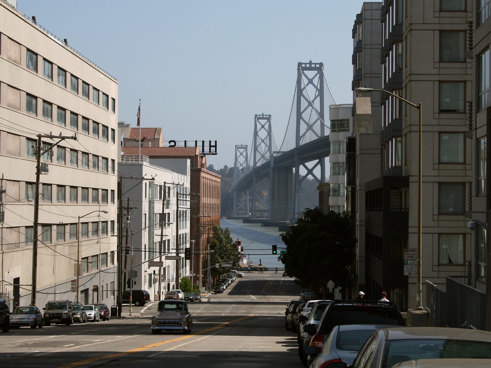 Oakland Bay Bridge von Harrison Street aus gesehen