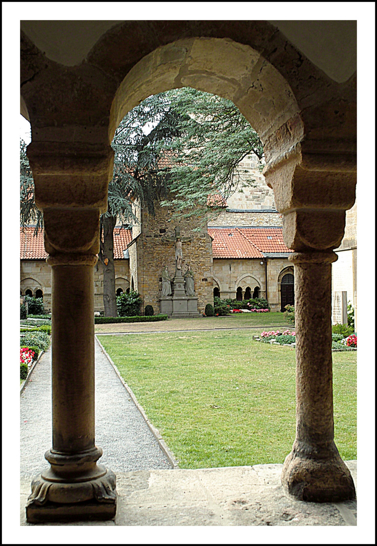 Oase der Ruhe inmitten der Stadt >> Domherrenfriedhof 