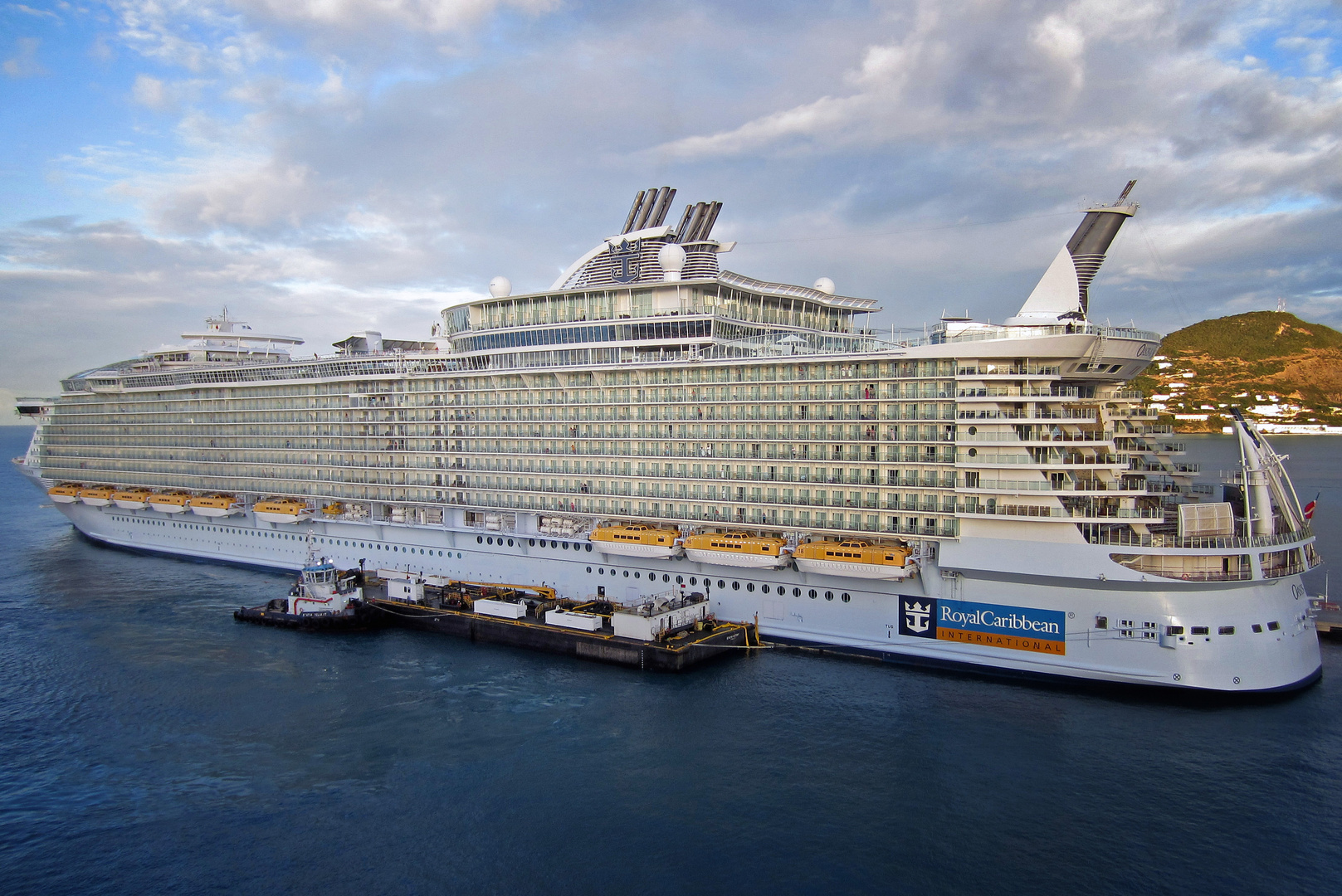 OASIS OF THE SEA beim Bunkern vor St. Maarten