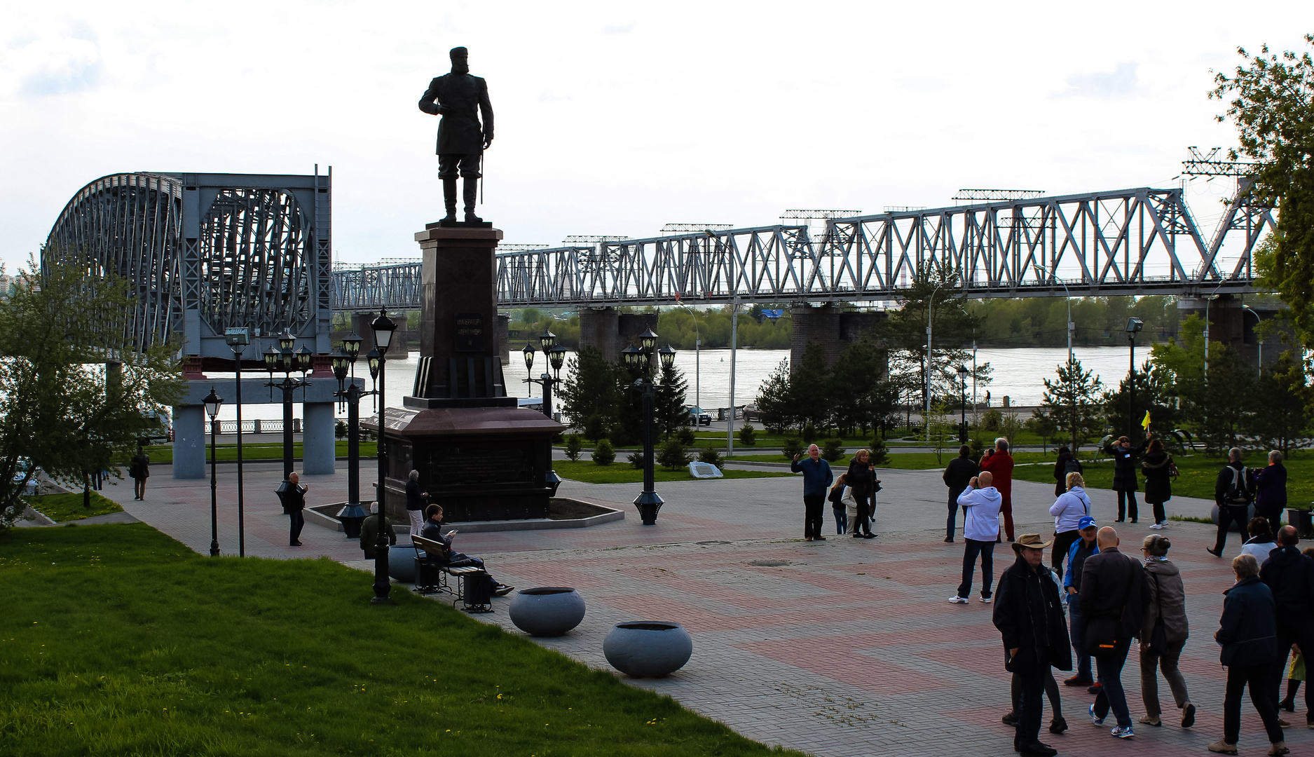 Ob-Brücke mit Denkmal
