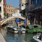 Ob das wohl gut geht? Sperrmüllentsorgung in Venedig