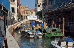 Ob das wohl gut geht? Sperrmüllentsorgung in Venedig