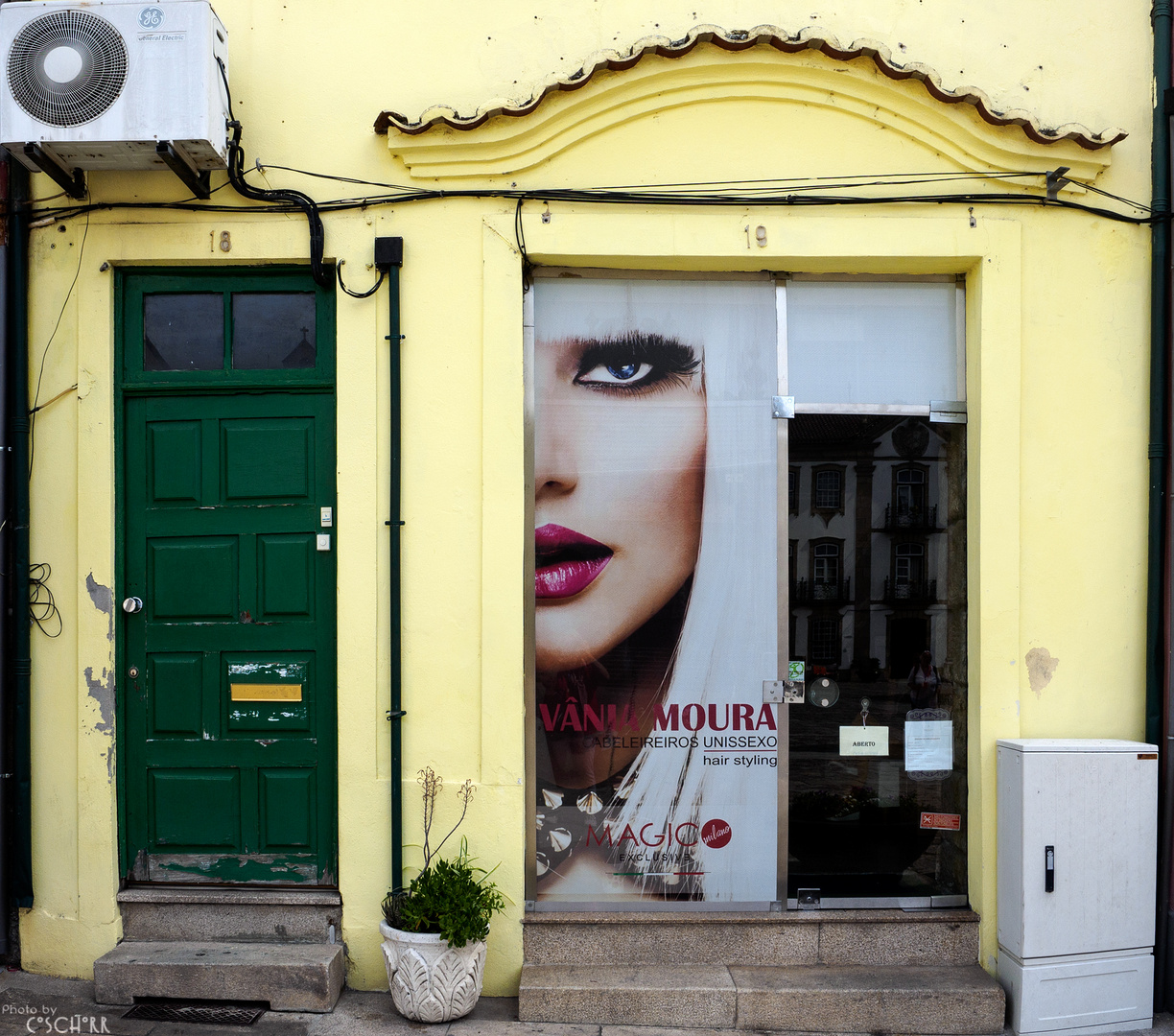 Ob der Friseur auch für die Wimpernpracht zuständig ist?