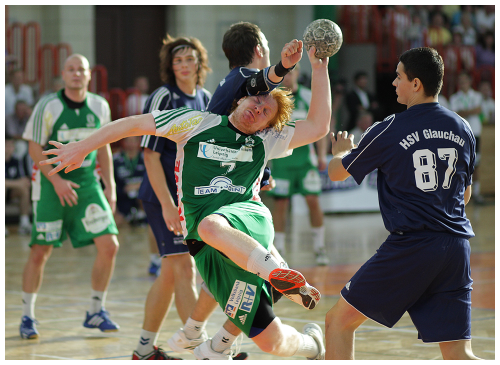 Ob der Schiri die Rote Karte wirklich dabei hat? Foto & Bild sport, ballsport, handball Bilder