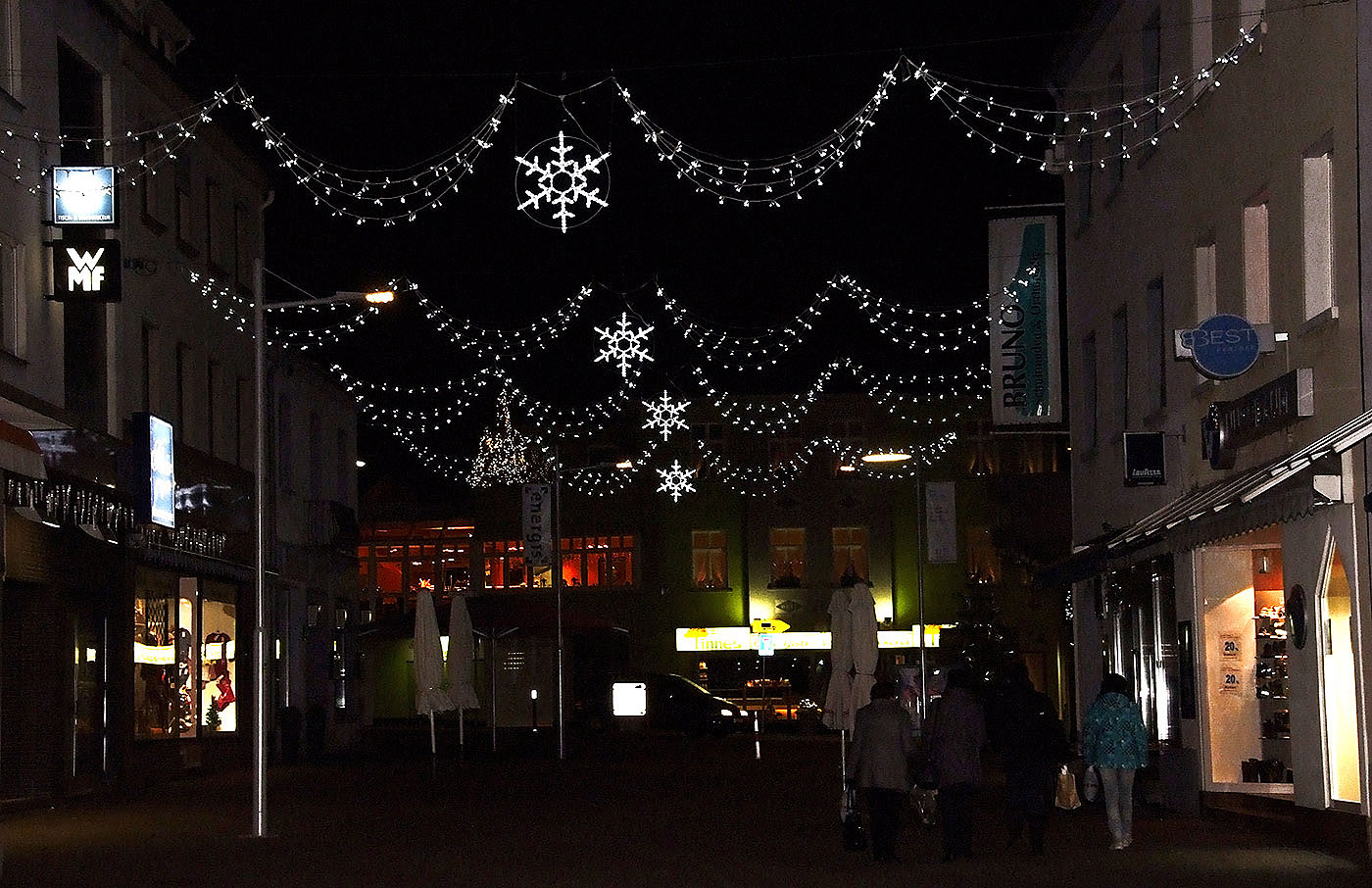 Ob die Weihnachtsdeko noch hängt ....