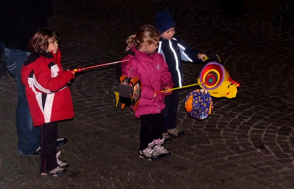 Ob diese Kinder den Heiligen Martin von Tour kennen  ....