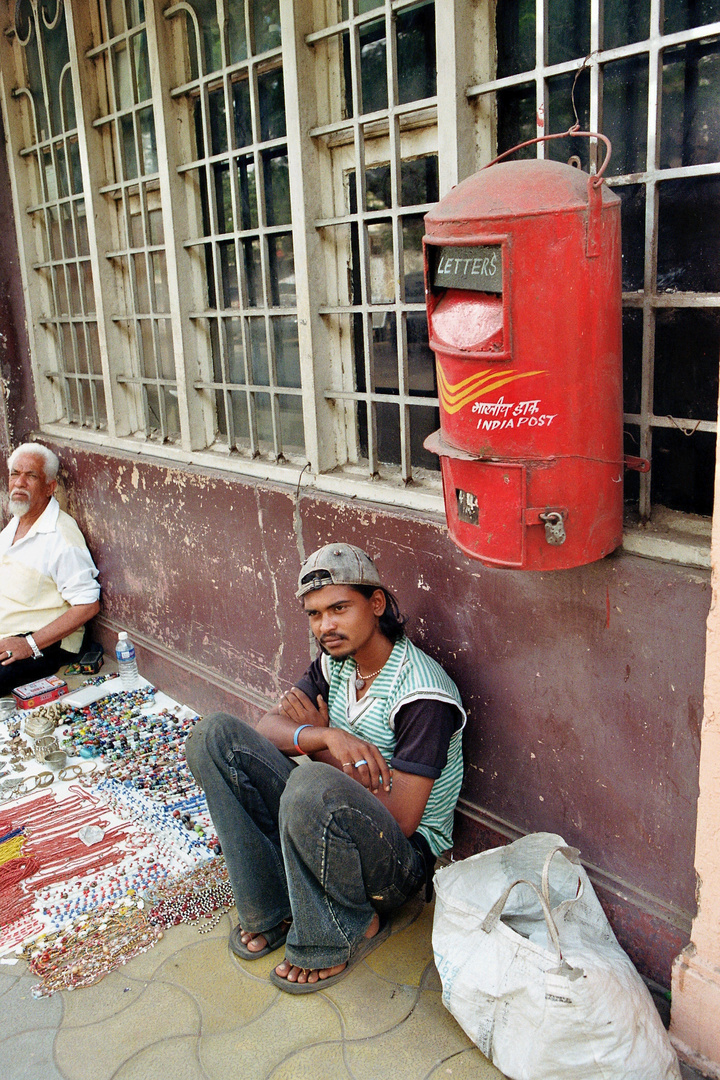 Ob er wohl den Briefkasten leert oder gleich mitnimmt? (Mysore, Karnataka, Indien)