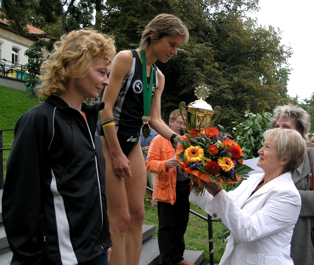 OB Frau Häußler überreicht Siegerin beim Mittldeutschen Marathonlauf  Pokal und Blumen in Halle/S