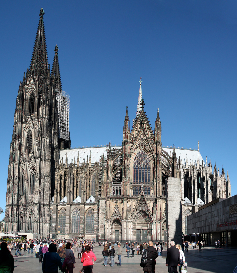 Ob man solche Gebäude auch mal OHNE Gerüst zu sehen bekommt?