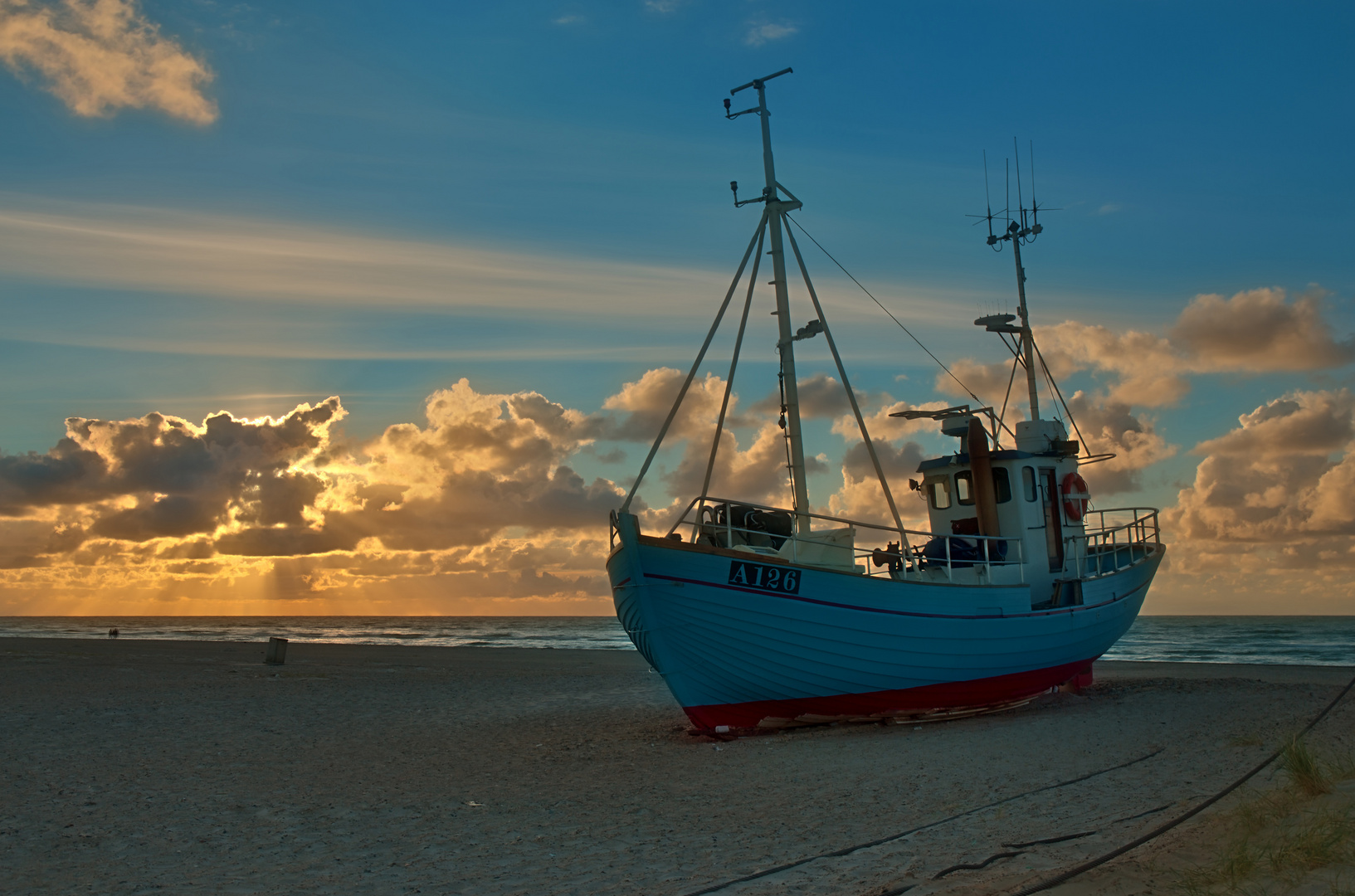 Ob sie noch hinausfahren? - Fischkutter in der Abendsonne am Slettestrand 4