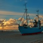 Ob sie noch hinausfahren? - Fischkutter in der Abendsonne am Slettestrand 4