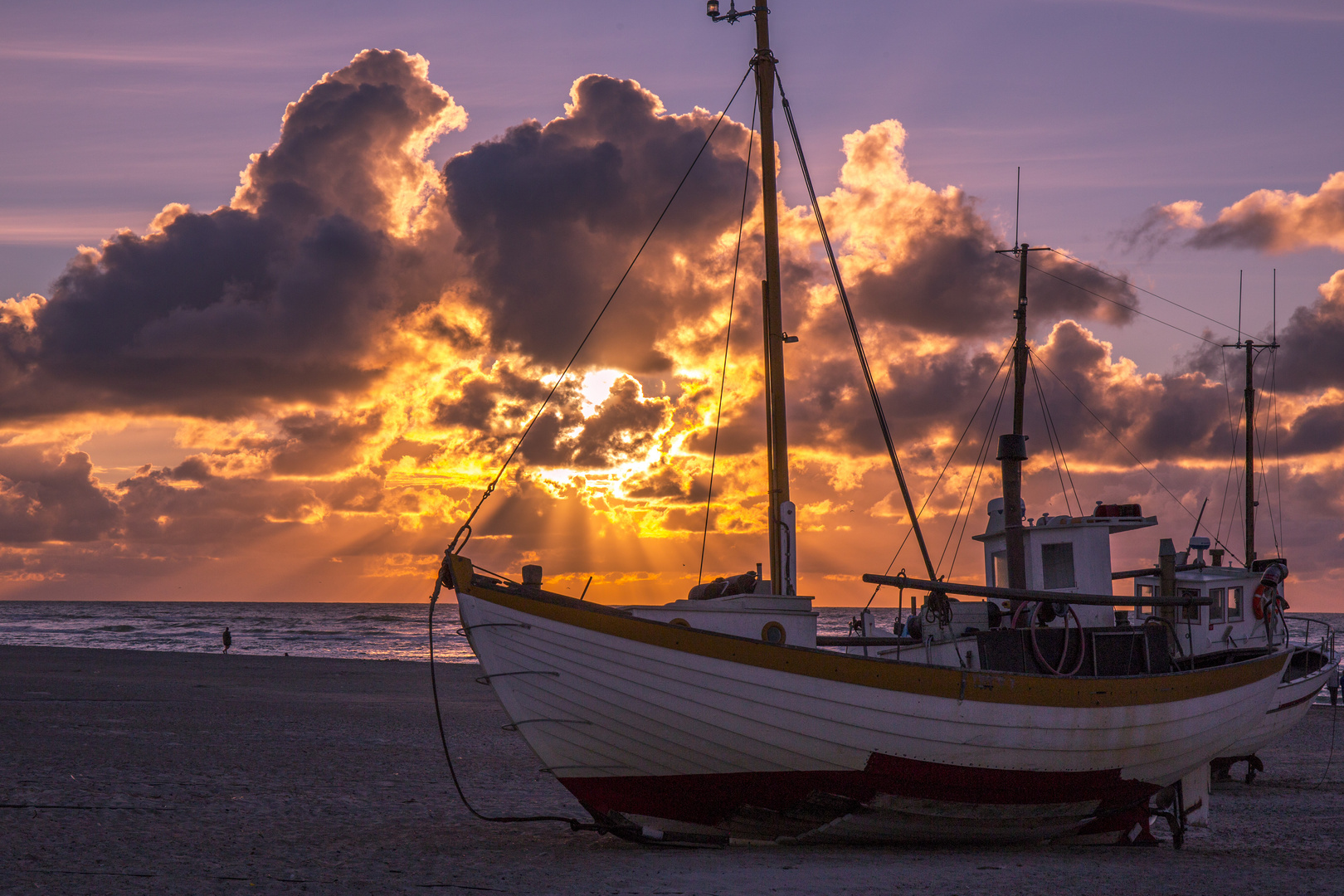 Ob sie noch hinausfahren? - Fischkutter in der Abendsonne am Slettestrand