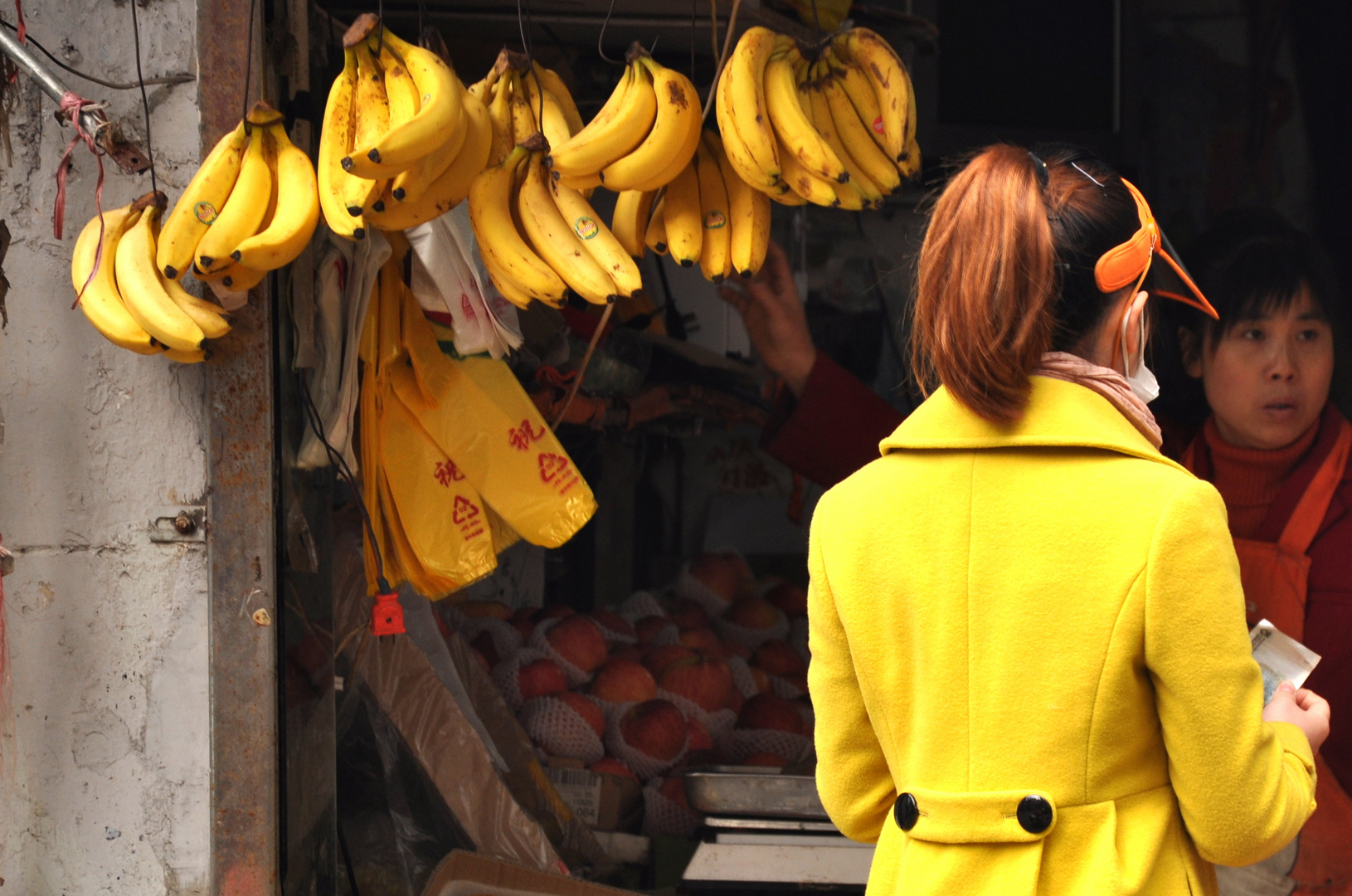 Ob sie wohl Bananen passend zum Mantel kauft?... China Shanghai