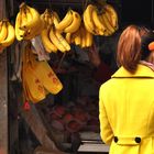 Ob sie wohl Bananen passend zum Mantel kauft?... China Shanghai