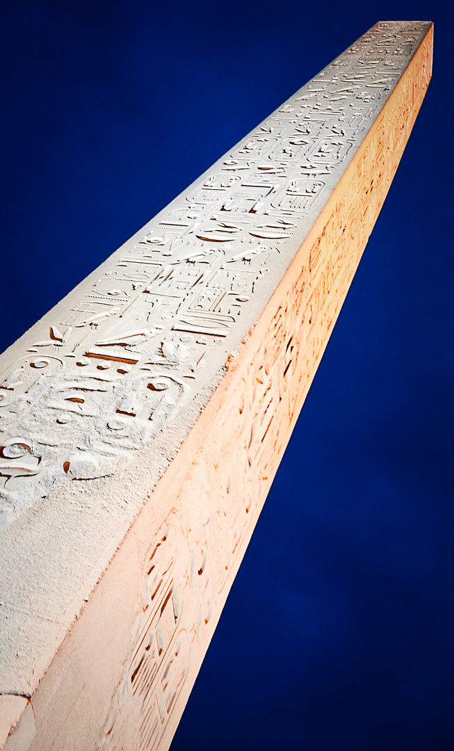 Obelisk am Abendhimmel