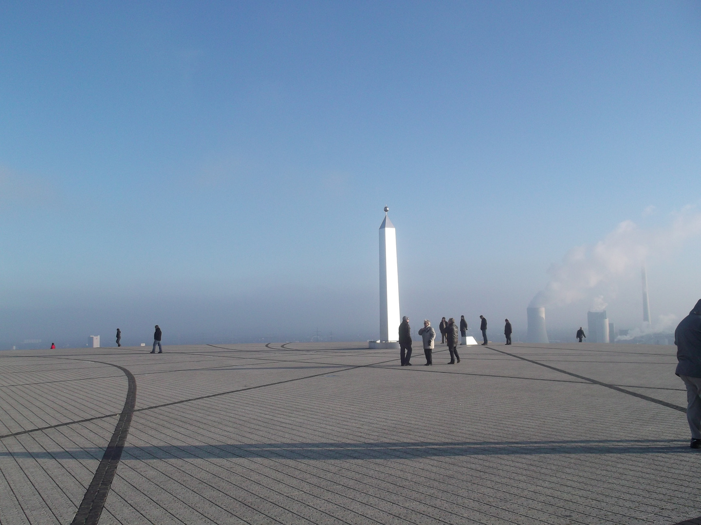 Obelisk auf Halde Hoheward im Winter