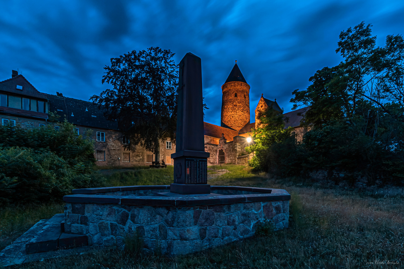 Obelisk, Bergfried und Kirche von Hohenthurm