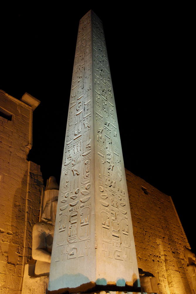 Obelisk Luxor Tempel bei Nacht