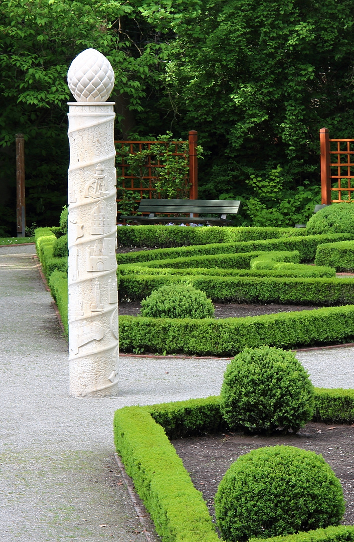 Obelisk mit Zirbelnuss im Augsburger Kräutergarten