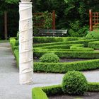 Obelisk mit Zirbelnuss im Augsburger Kräutergarten