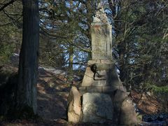 Obelisk unter der Burg