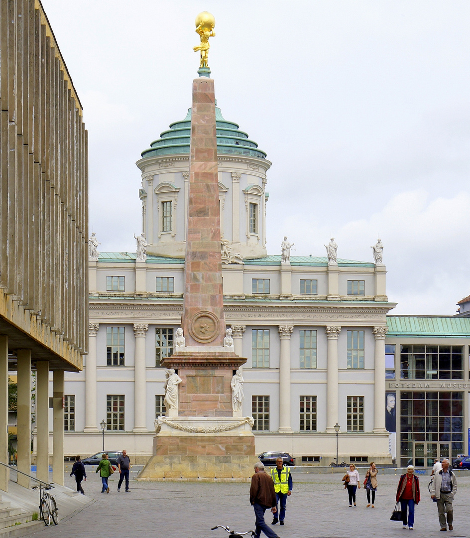 Obelisk vor dem Alten Rathaus