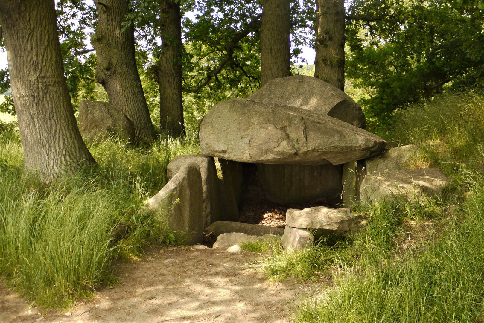 Obelix hat einen Hinkelstein abgelegt: Hünengrab bei Lancken-Granitz