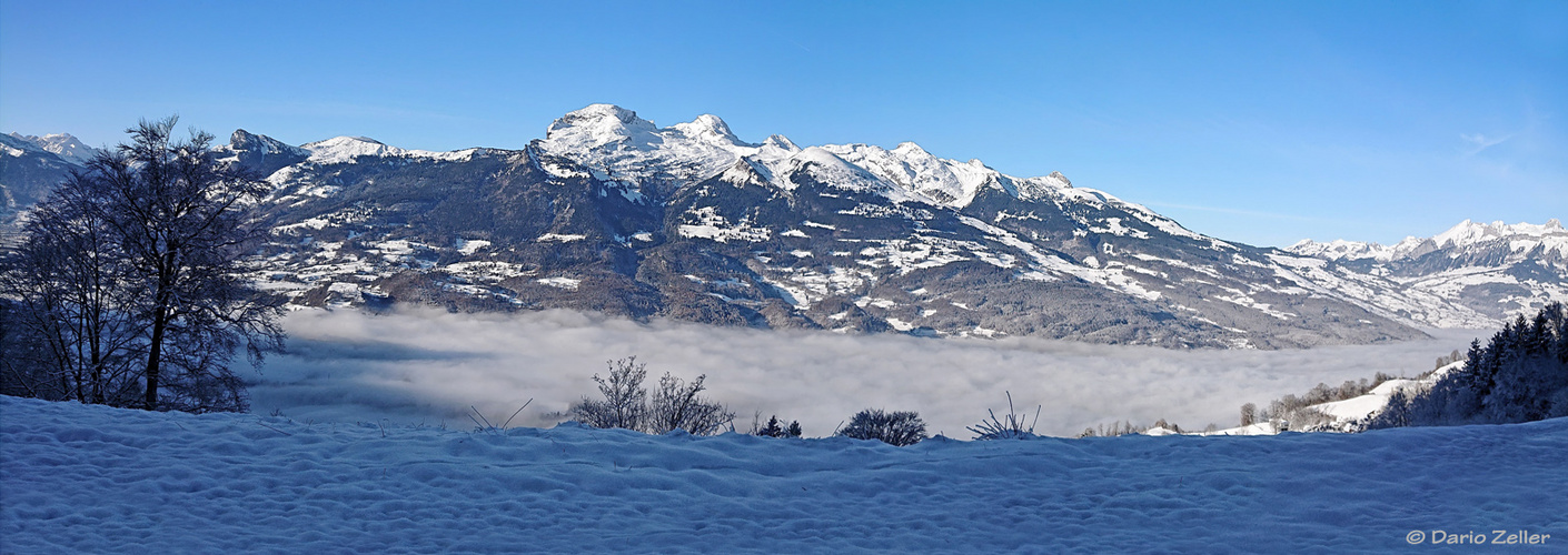 Oben blau unten grau