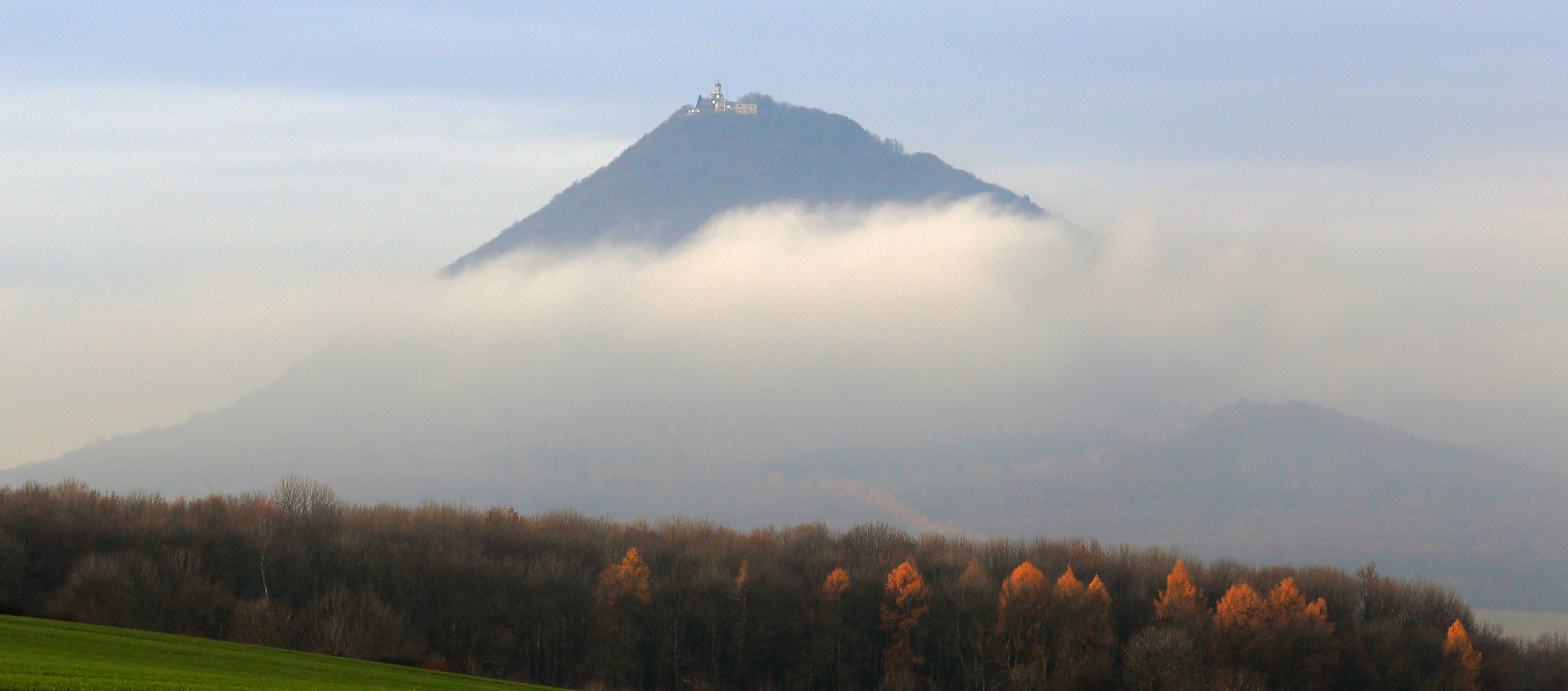 Oben die größte Spitze, die es im Böhmischen Mittelgebirge gibt und unten kleine farbenfrohe...