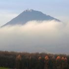 Oben die größte Spitze, die es im Böhmischen Mittelgebirge gibt und unten kleine farbenfrohe...