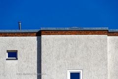 OBEN ENDLOS BLAUER HIMMEL MIT UNTERER BEGRENZUNG