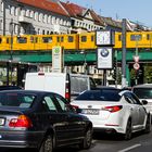 OBEN FÄHRT DER GELBE WAGEN IM PLURAL ALS KONTRAST ZUR PACKSTATION