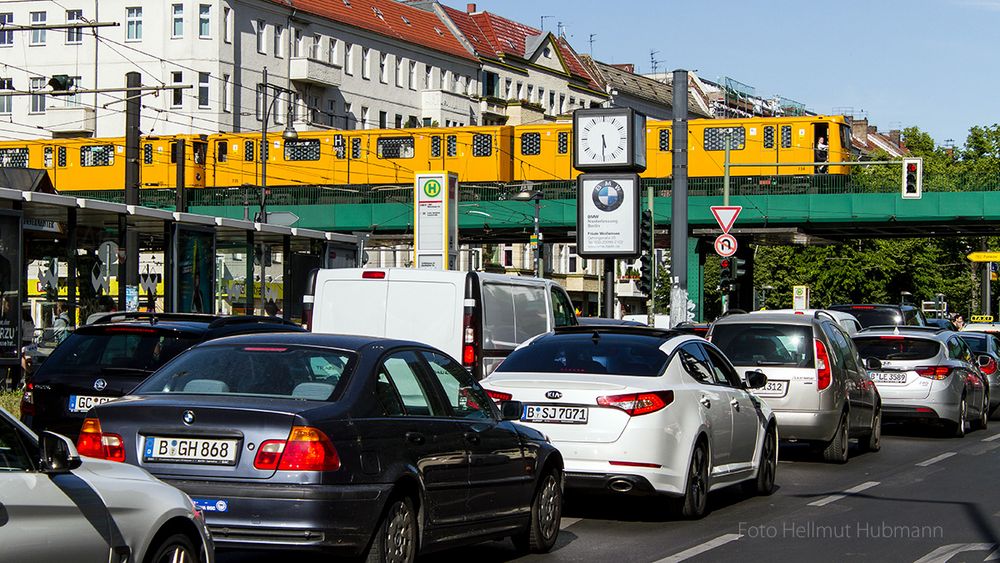 OBEN FÄHRT DER GELBE WAGEN IM PLURAL ALS KONTRAST ZUR PACKSTATION