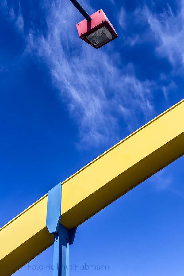 OBEN GRÜSST DER BLUE MONDAY DIE SÜDOSTALLEEBRÜCKE