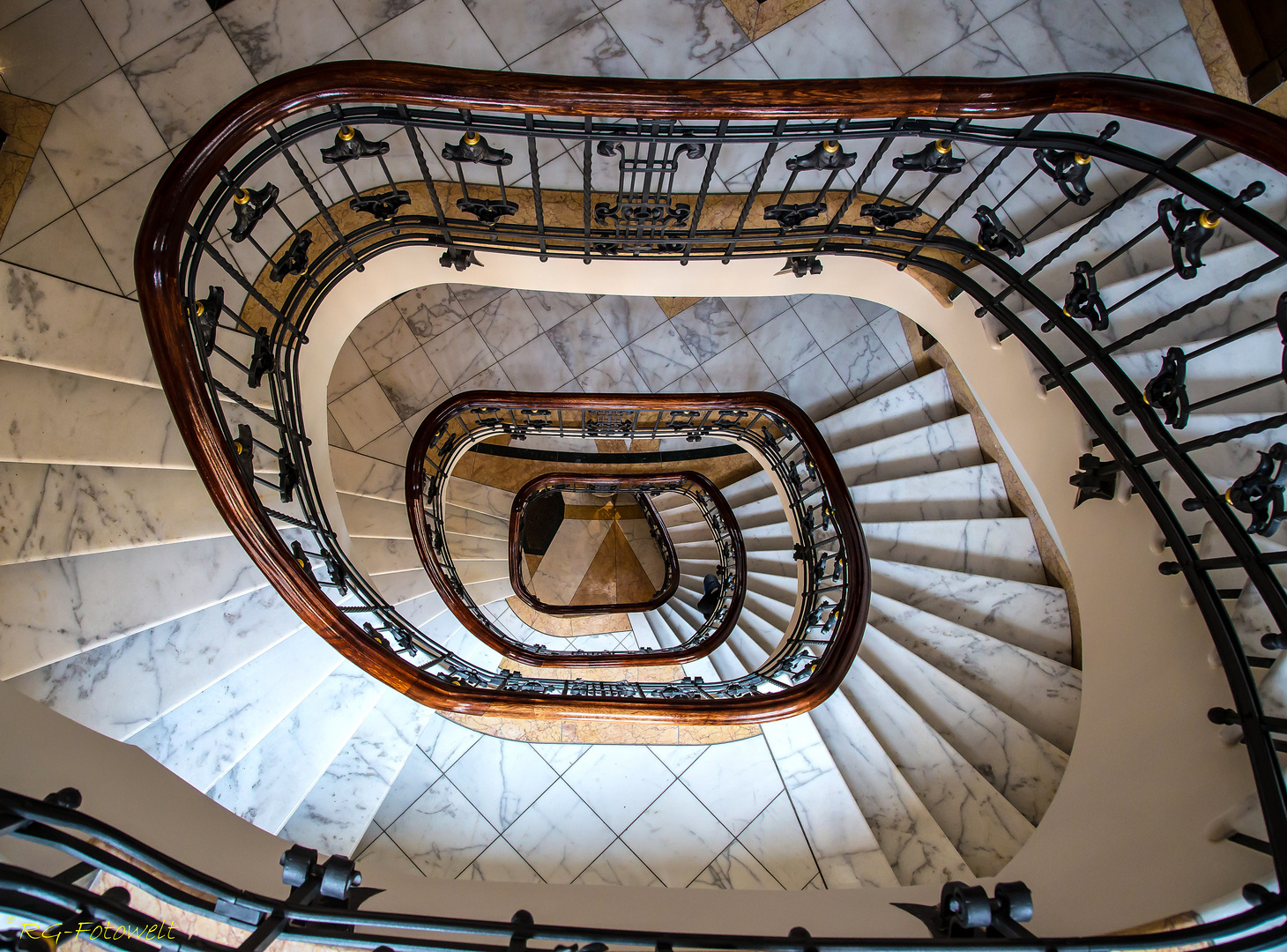 Oben Nach Unten Foto Bild Architektur Treppen Und Treppenhauser Architektonische Details Bilder Auf Fotocommunity