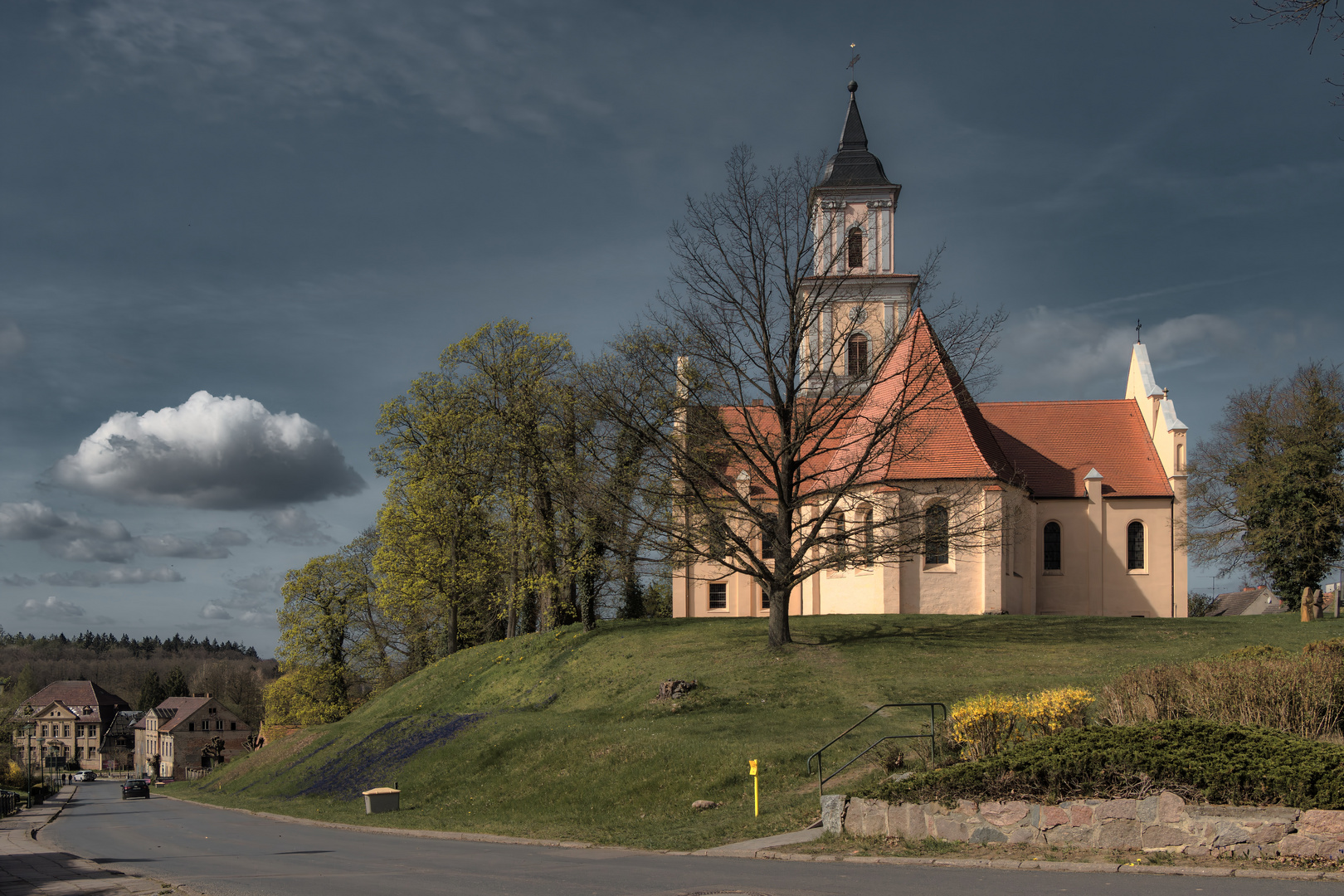 Oben: St. Marien auf dem Berge