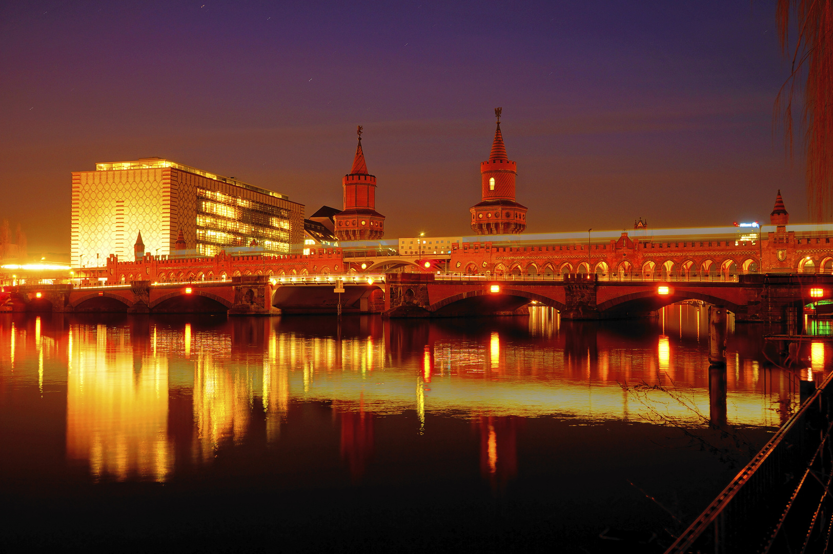 Oberbaumbrücke am Abend