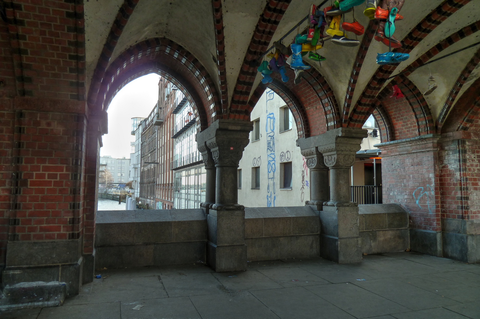 Oberbaumbrücke Arkaden - Aussicht mit Schuhen an der Decke