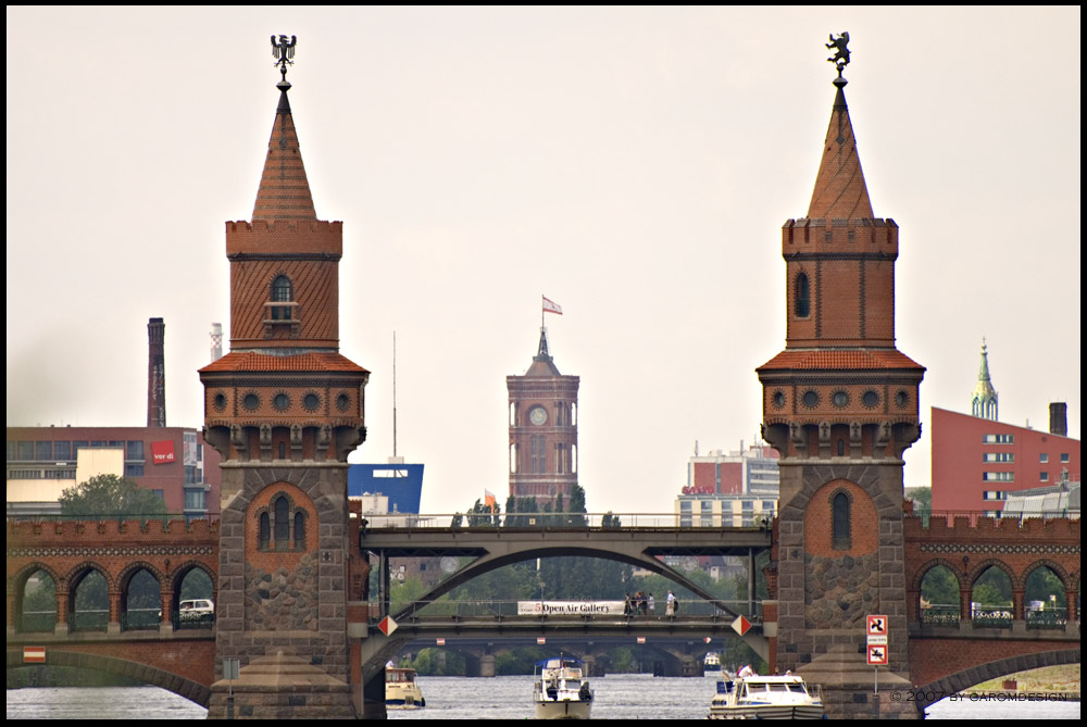 Oberbaumbrücke Berlin mit Blick auf das Rote Rathaus