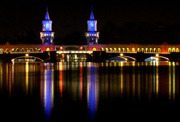Oberbaumbrücke in Berlin bei Nacht