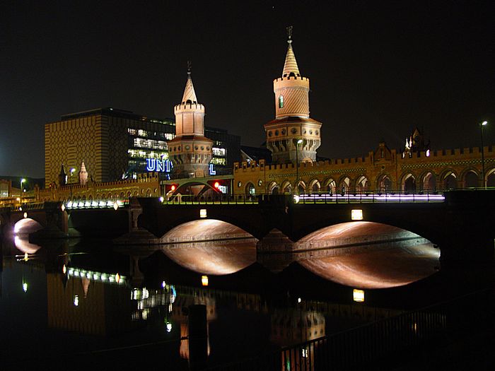 Oberbaumbrücke in Berlin bei Nacht