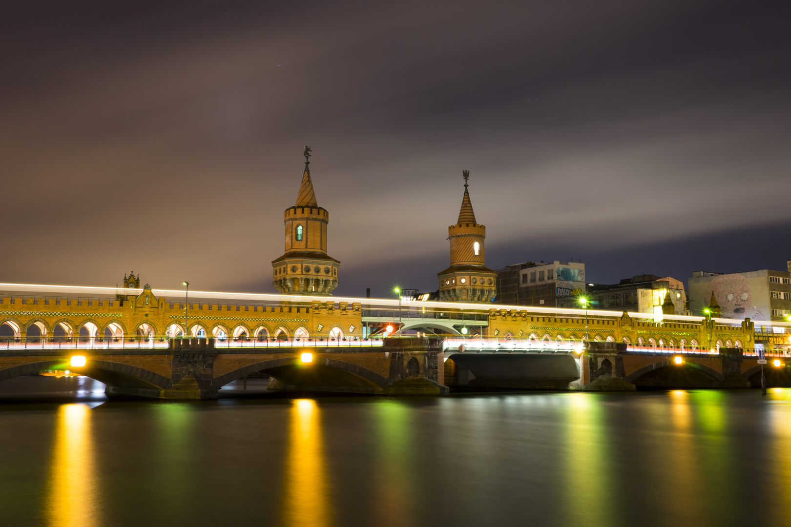 Oberbaumbrücke in stürmischer Frühlingsnacht